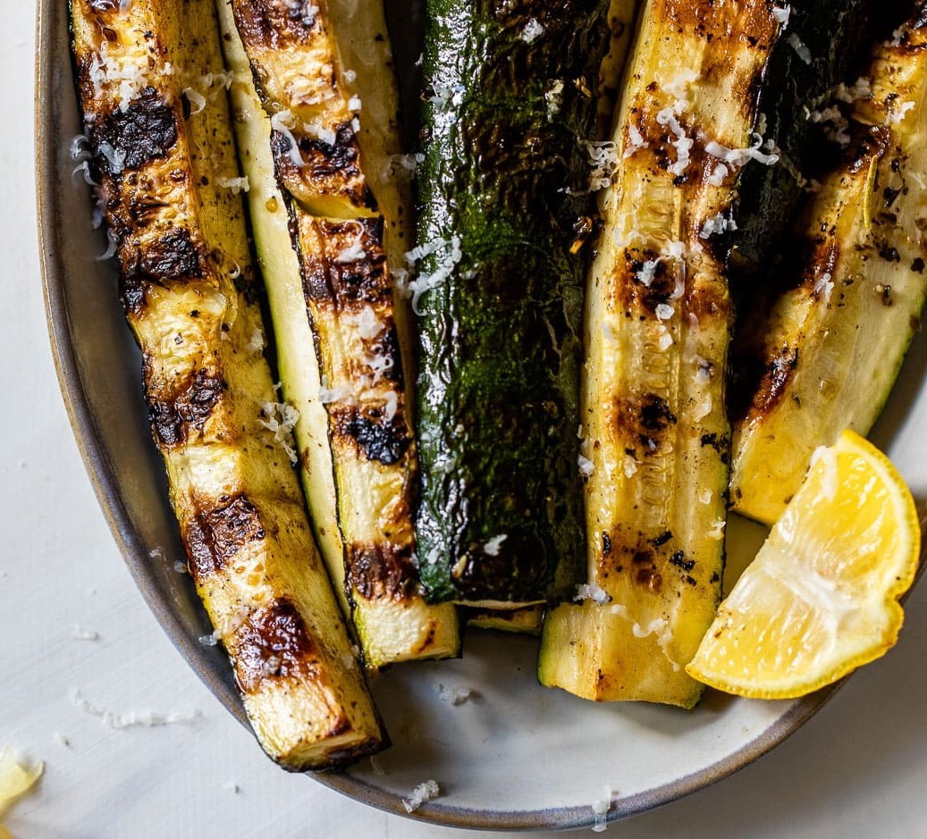 Grillitud suvikõrvits parmesani juustu ja ürtidega